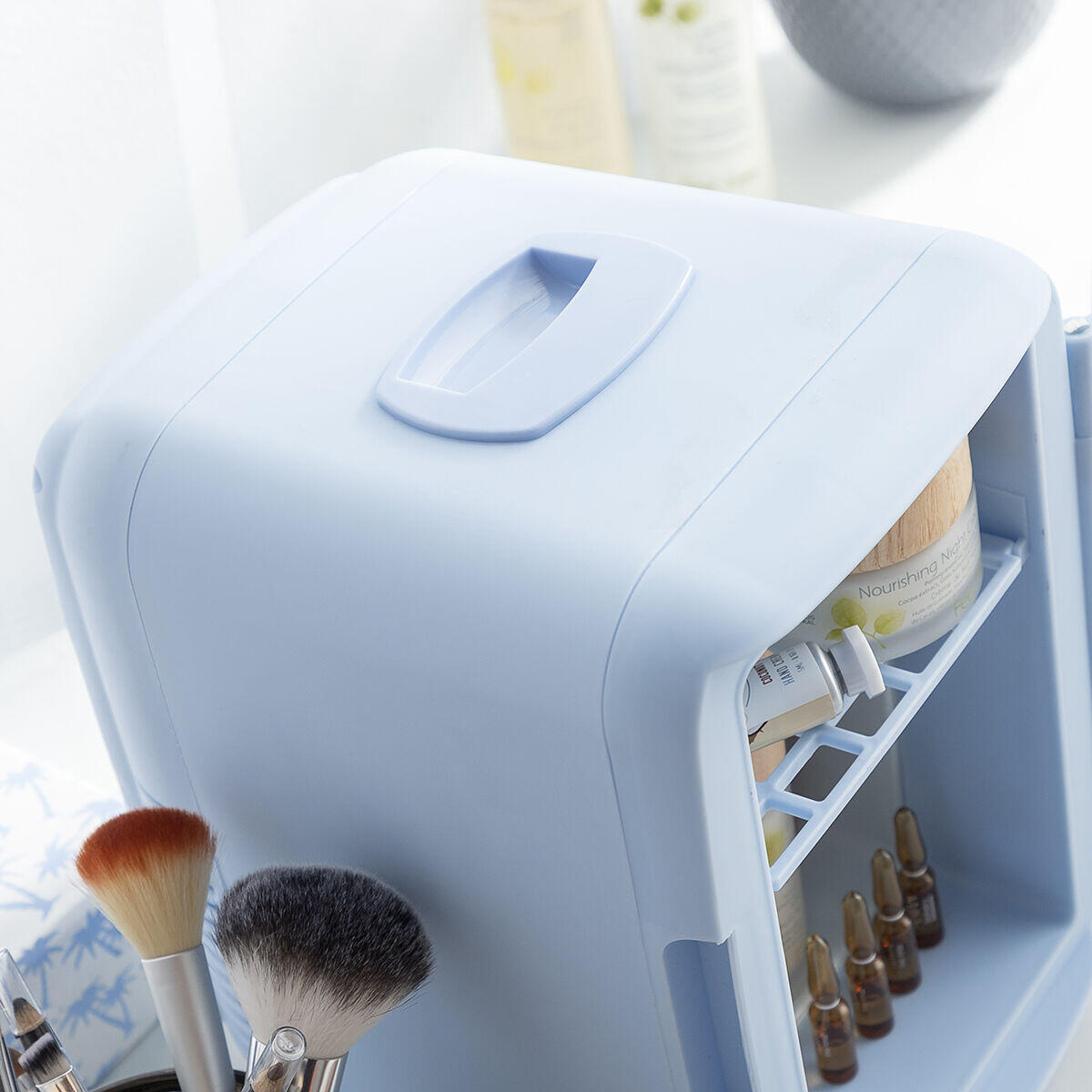 Mini nevera para cosméticos